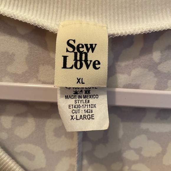 NWOT very  soft, shot sleeve top - Picture 3 of 4